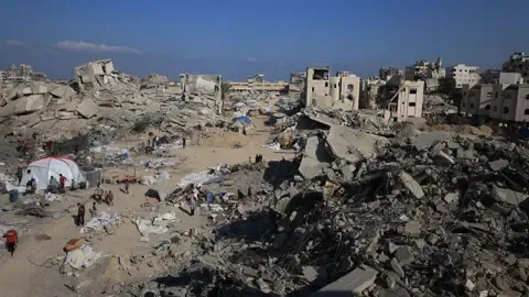 Military Armored Vehicles Advance into Major Gazan Residential District