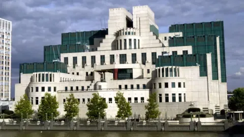 MI6 Rolls Out Encrypted Platform to Lure Spies in Russia