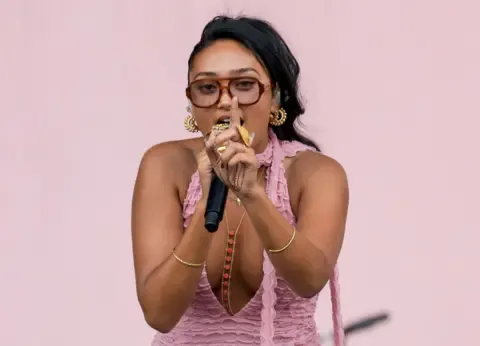 The singer-songwriter Embracing Flawless Standards – Her Art Thrives for It